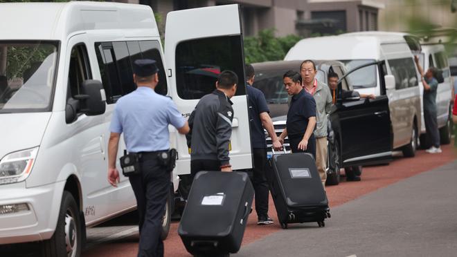 宽师你真的很帅！克罗斯晒与巴斯克斯合照：飞向莱比锡✈️